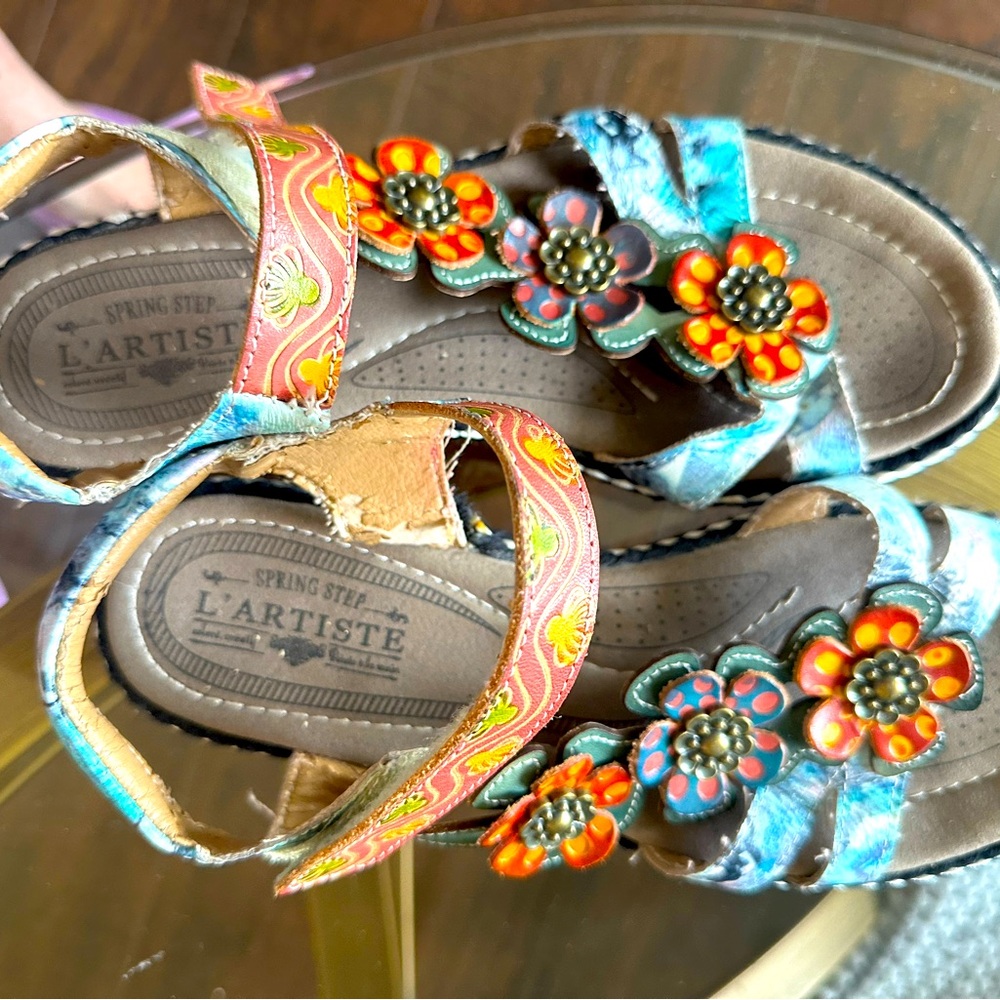 L’’Atiste Spring Step size 9 shoe. The platform is 2 inches.